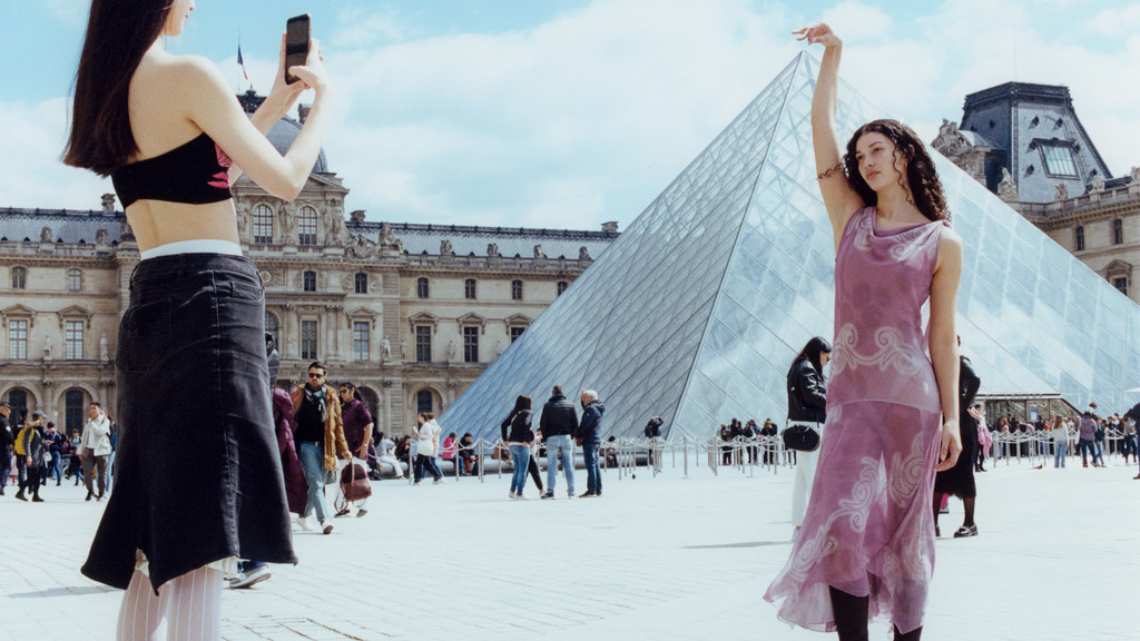 Laura Marie Cieplik: Looking Through the Glass Window - © naima