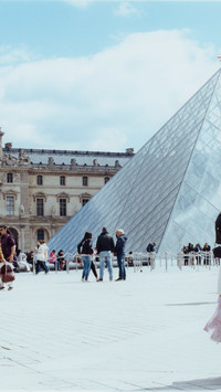 Laura Marie Cieplik: Looking Through the Glass Window - © naima